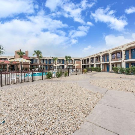 Days Inn By Wyndham San Antonio Splashtown/Att Center Kültér fotó