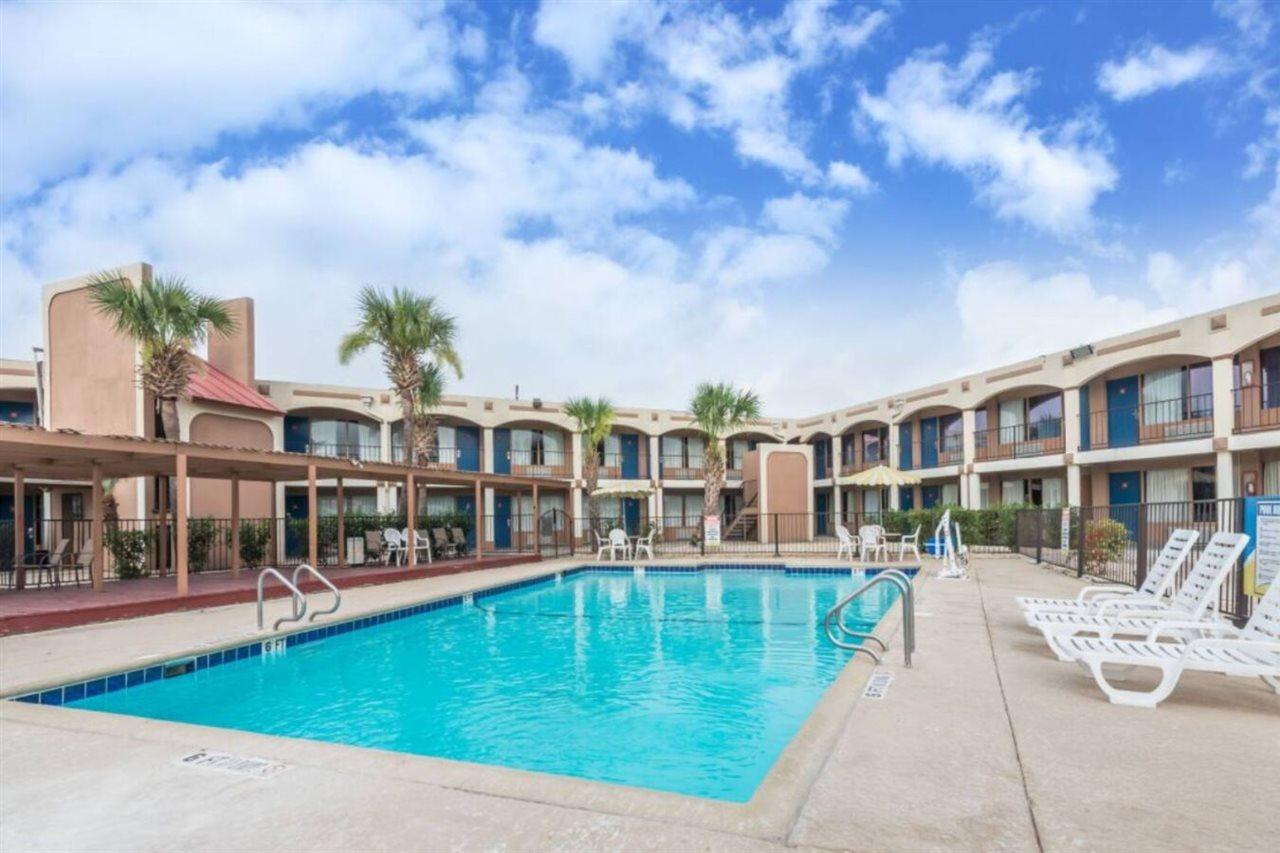 Days Inn By Wyndham San Antonio Splashtown/Att Center Kültér fotó