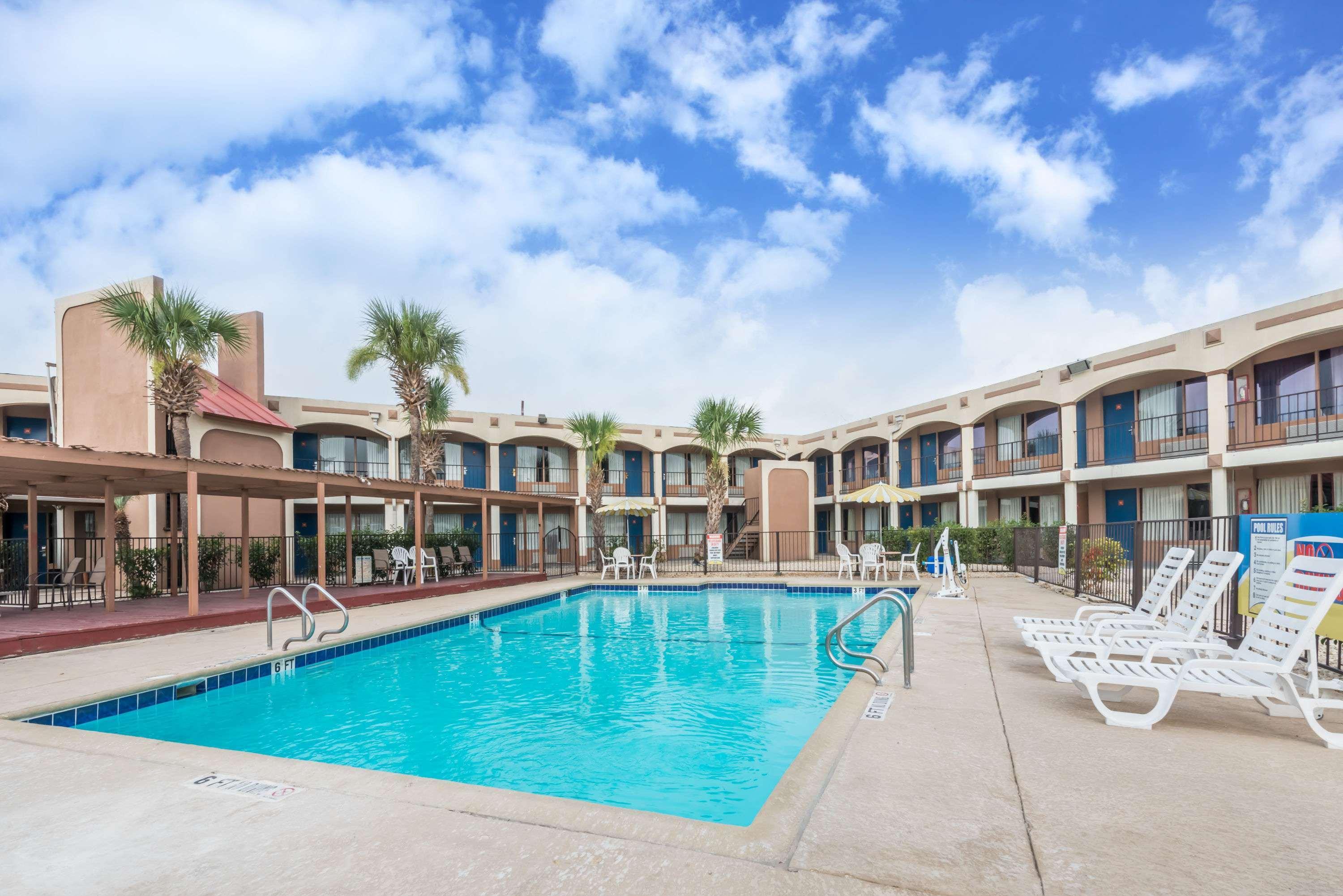 Days Inn By Wyndham San Antonio Splashtown/Att Center Kültér fotó