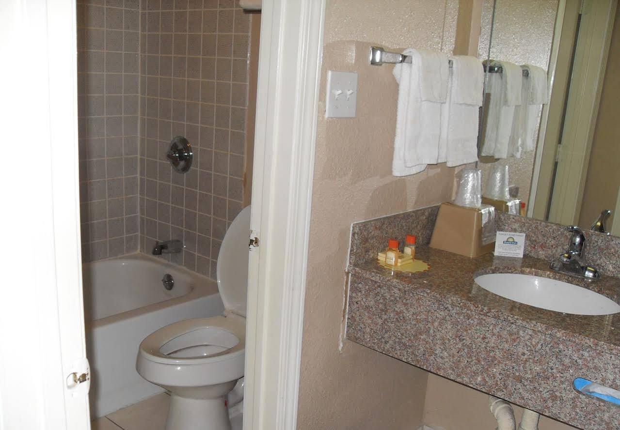 Days Inn By Wyndham San Antonio Splashtown/Att Center Kültér fotó